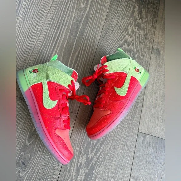 Nike SB Dunk High in Strawberry Cough Size 10.5